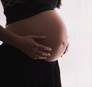 Le ventre d'une femme enceinte 